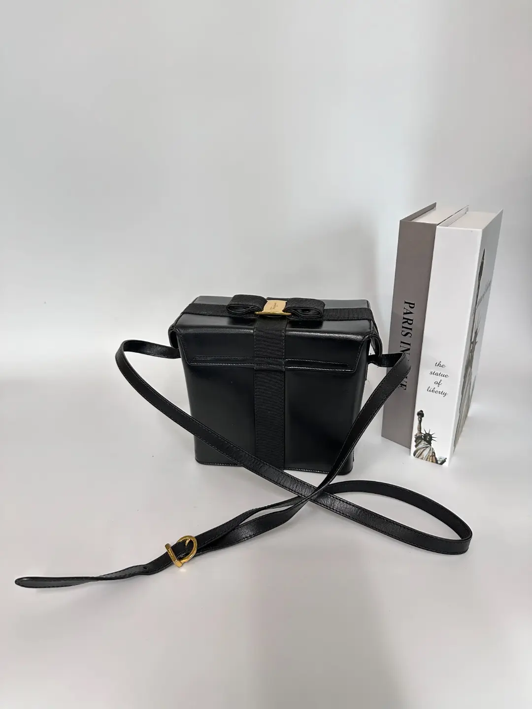 Pre-owned SALVATORE FERRAGAMO an shown Shoulder Bags Ferragamo shoulder bag cowhide MRZ011