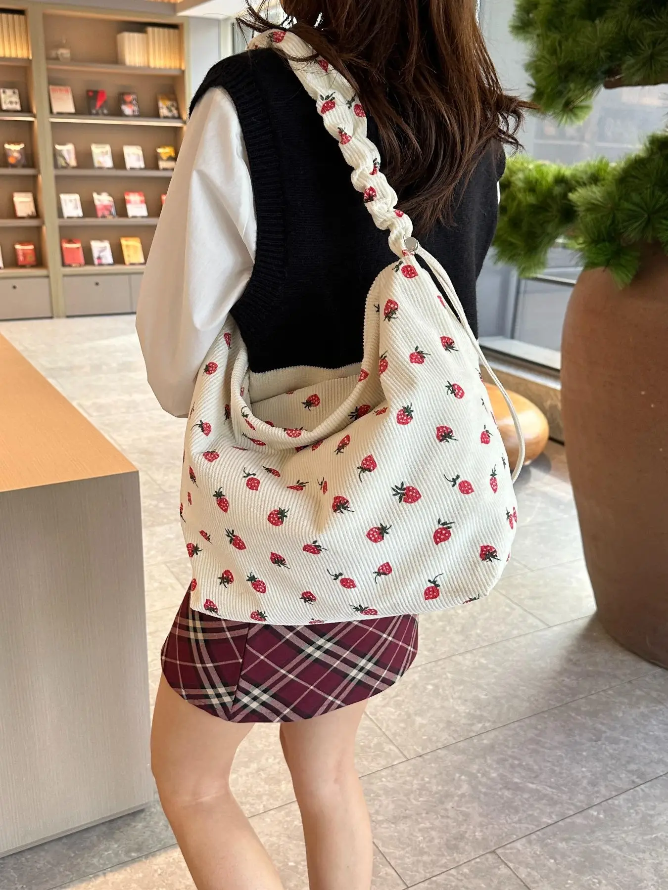 Women's Summer Sweetness Fashion Strawberry Pattern Ruched Strap Zipper Shoulder Bags, 2025 Trendy Large Capacity Commuter Tote Bag, Female All-match