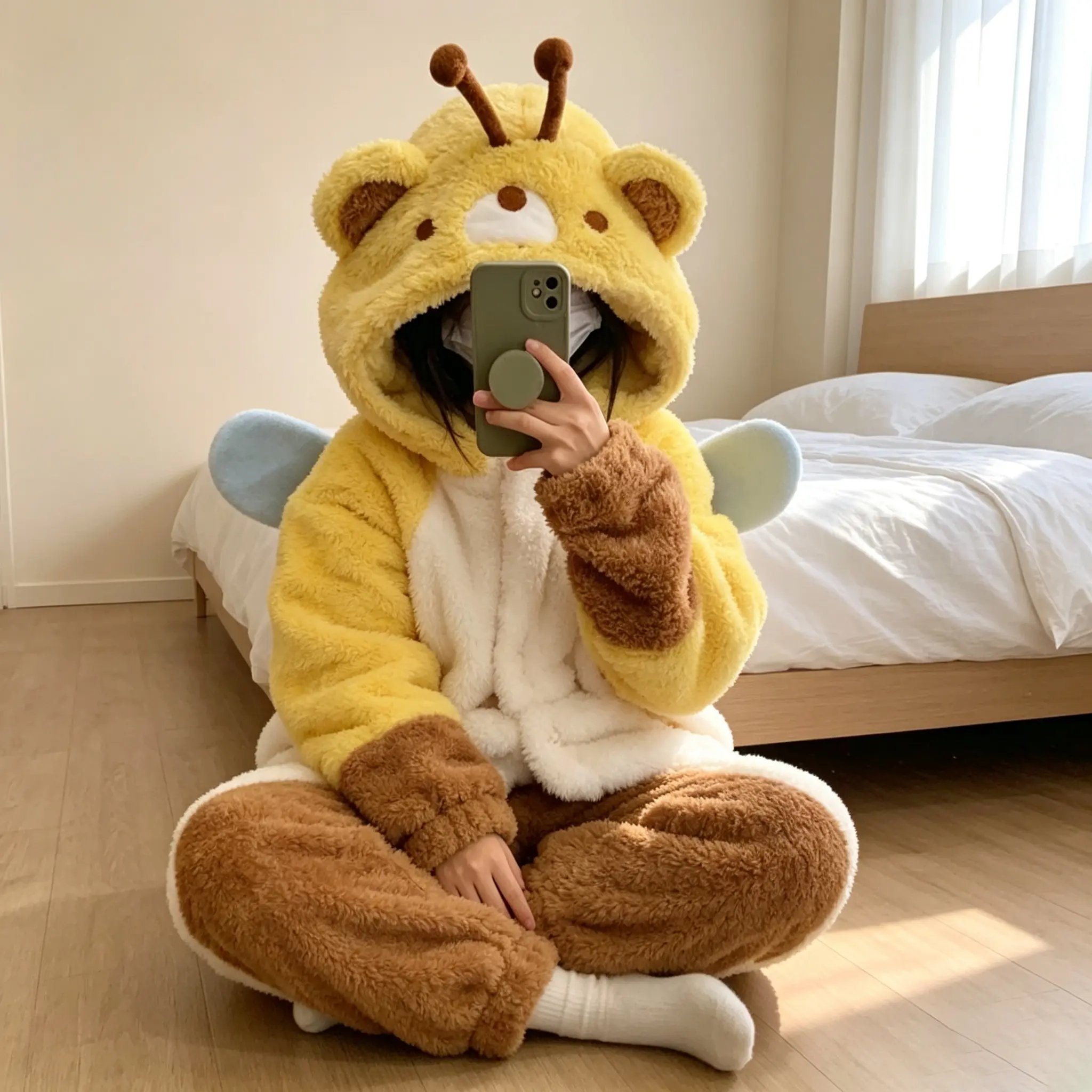 Little Bee Bear Coral Fleece Nightgown Women's Winter 2026 New Pajamas Thickened Sleepwear Set Plush Homewear Warm Lounge Suit Cute Animal Sleepwear Cozy Indoor Apparel Kawaii Holiday Gift Fluffy Two-Piece Nightwear Halloween costumes