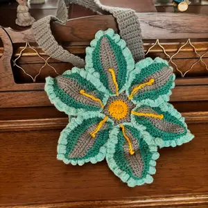 "Samis Stitche's" crocheted Lily hand bag. (Customizable Colors)