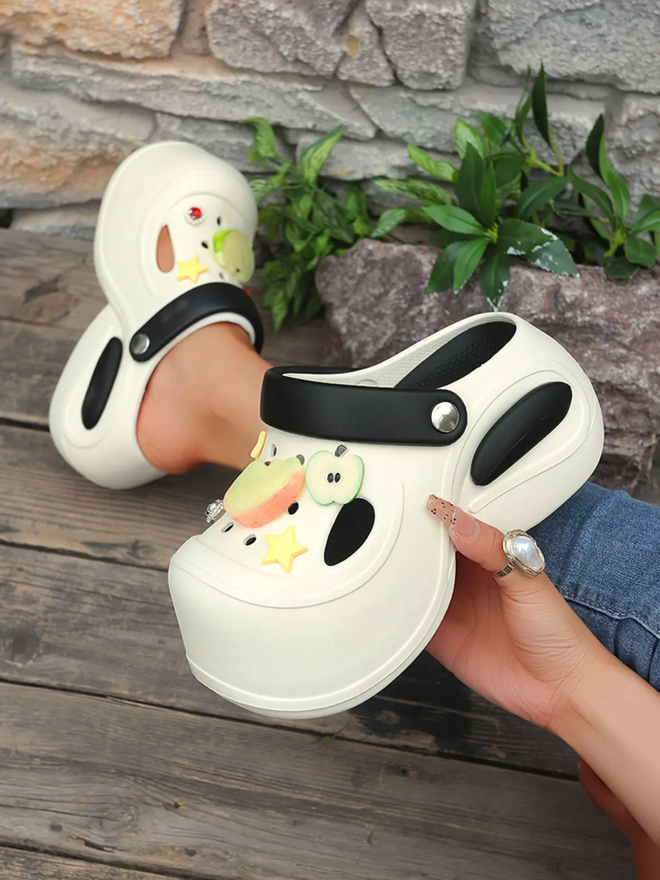 New Cartoon Apple Hole Shoes Slipper Women Thick Sole Anti-Slip Open Toe Sandals Footwear Summer Outdoor Beach Wear, Comfortable and Stylish