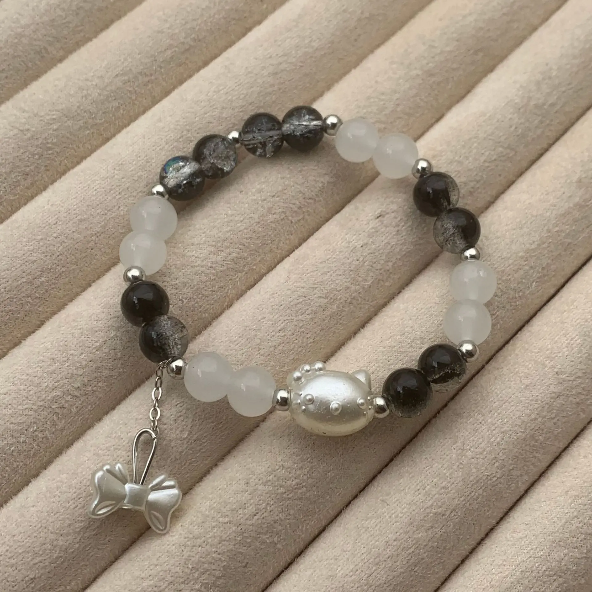 S185-8MM Black KT Cat Bow Pendant Beaded Glass Bra