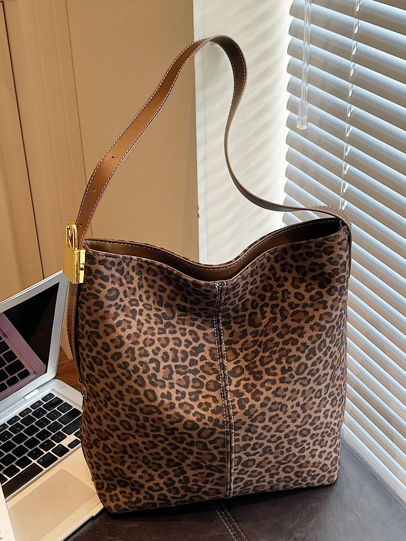 Handbag shoulder bag with a niche design, a retro casual tote bag, and a large capacity leopard print texture bucket bag, suitable for shopping, commuting, Crossbody tote bag, Casual Fashion Bag