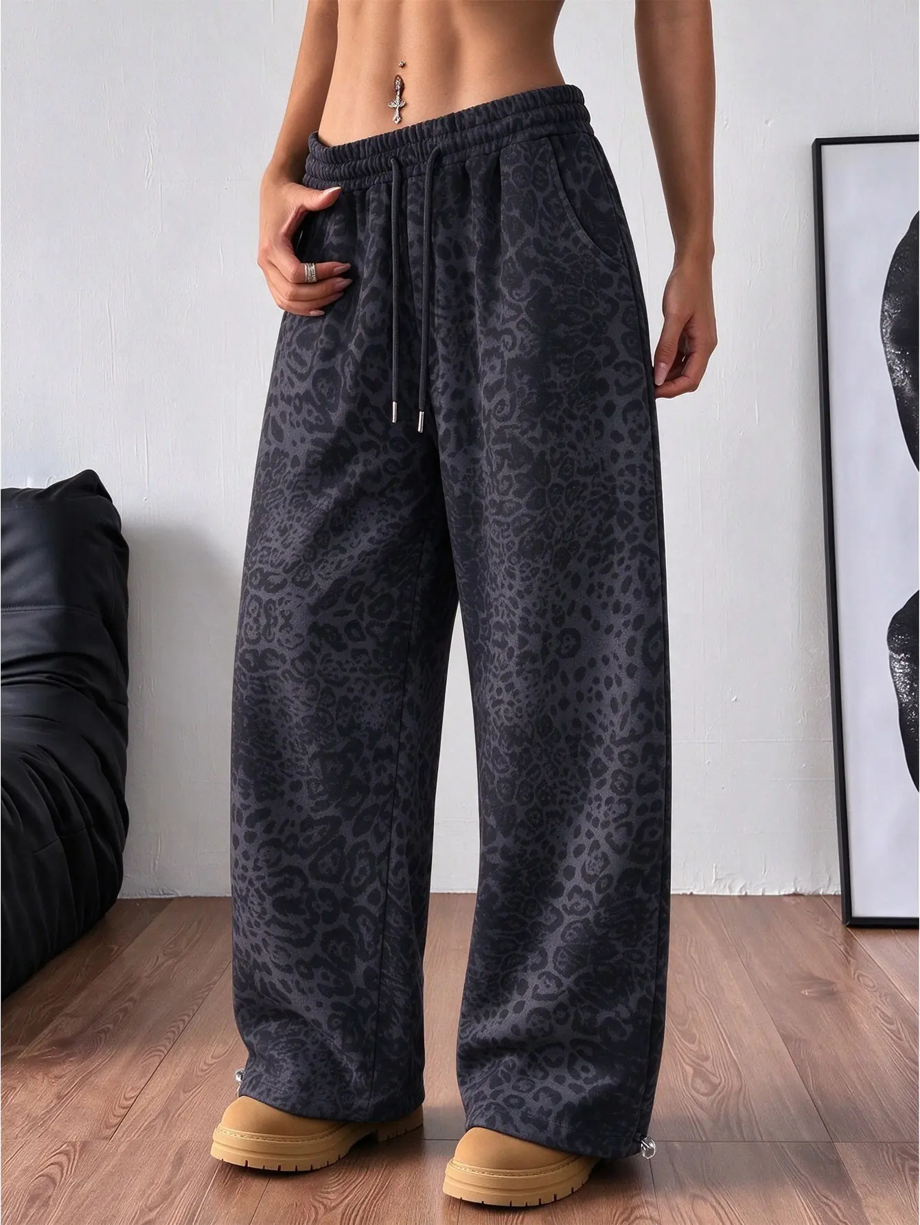 Y2K retro women’s cotton blend leopard-print pants, couples’ casual loose straight sweatpants with elastic cuffs, street-style fashion pants suitable for everyday wear, 50% cotton, 50% polyester fiber material.