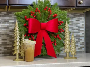 Eclore Green Christmas Wreath with Red Bow – Festive Holiday Décor