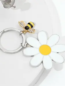 Cute Bee Keychain with Small Daisy, Fashionable and Trendy, Perfect for Daily Use, Party Gifts, and Decorative Accessory