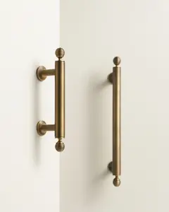 HARRINGTON BAR PULL WITH FLUTED GLOBE ENDS