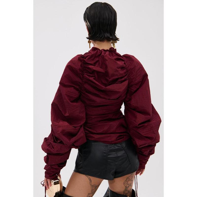 IN IT TO WIN IT RUCHED BLOUSE IN BURGUNDY