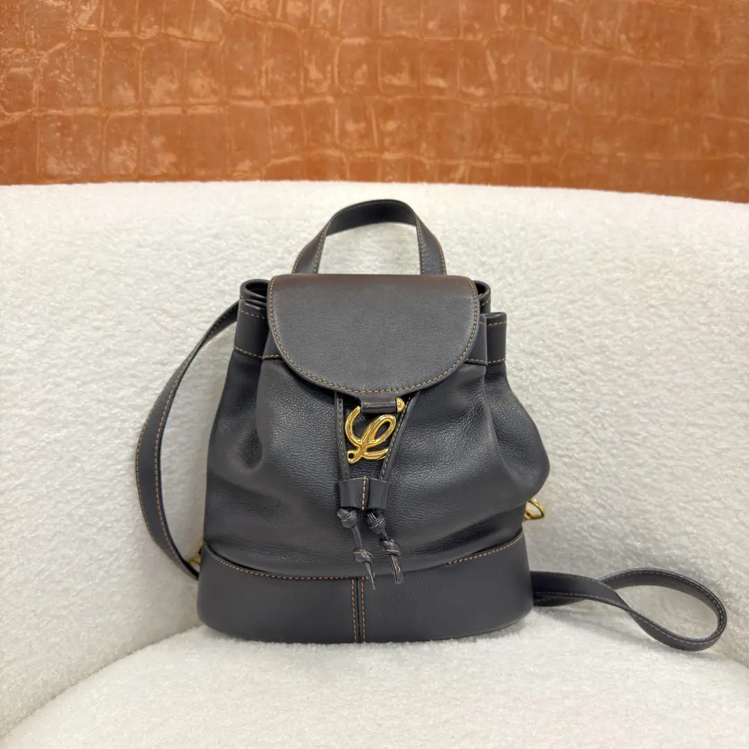 Pre-owned Loewe Leather Backpacks Backpack Calfskin Black (la032526b3)