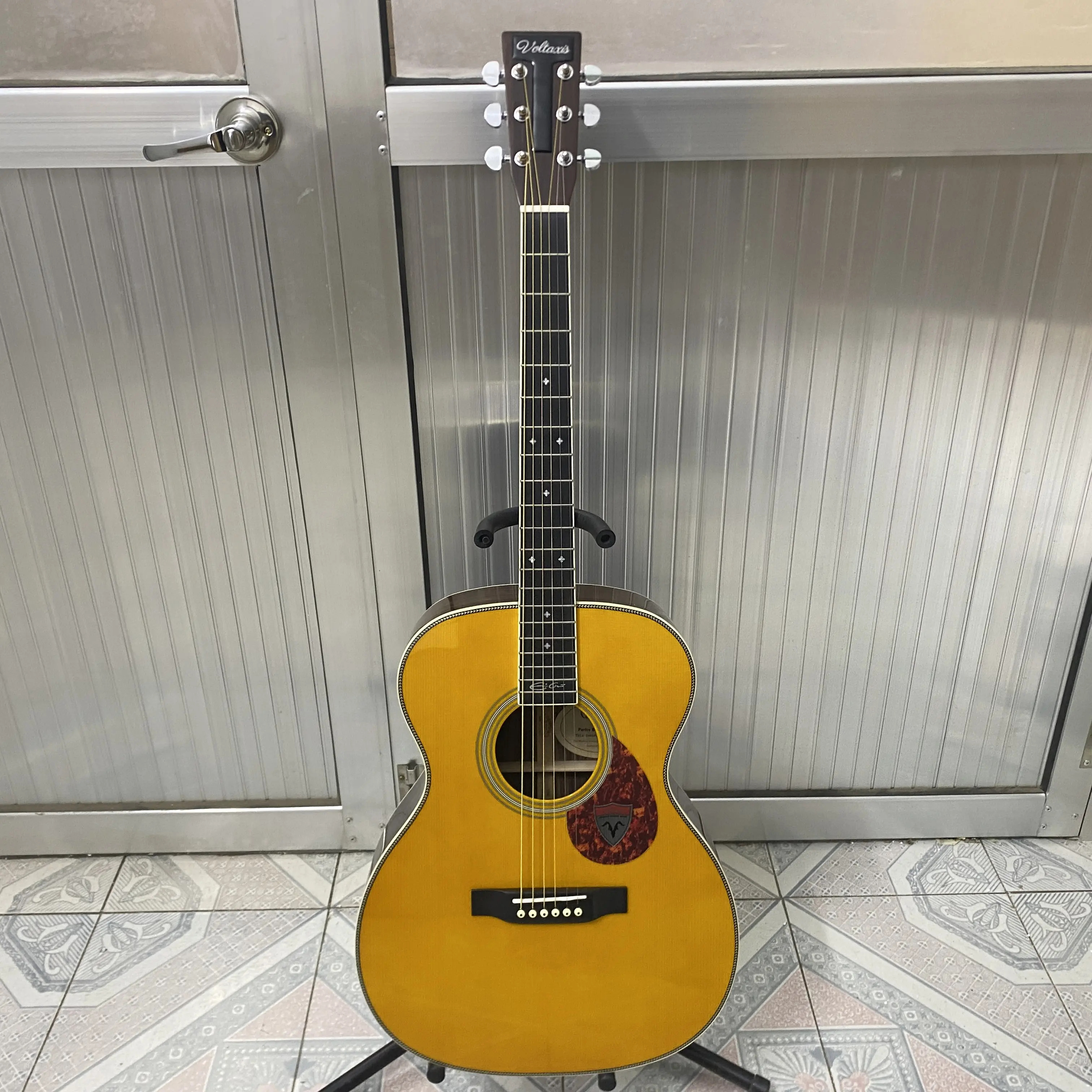 6-String Acoustic Guitar, Yellow OM28 Model, Solid Spruce Top, Rosewood Fretboard, 20 Frets 6-String Acoustic Guitar, Yellow OM28 Model, Solid Spruce Top, Rosewood Fretboard, 20 Frets