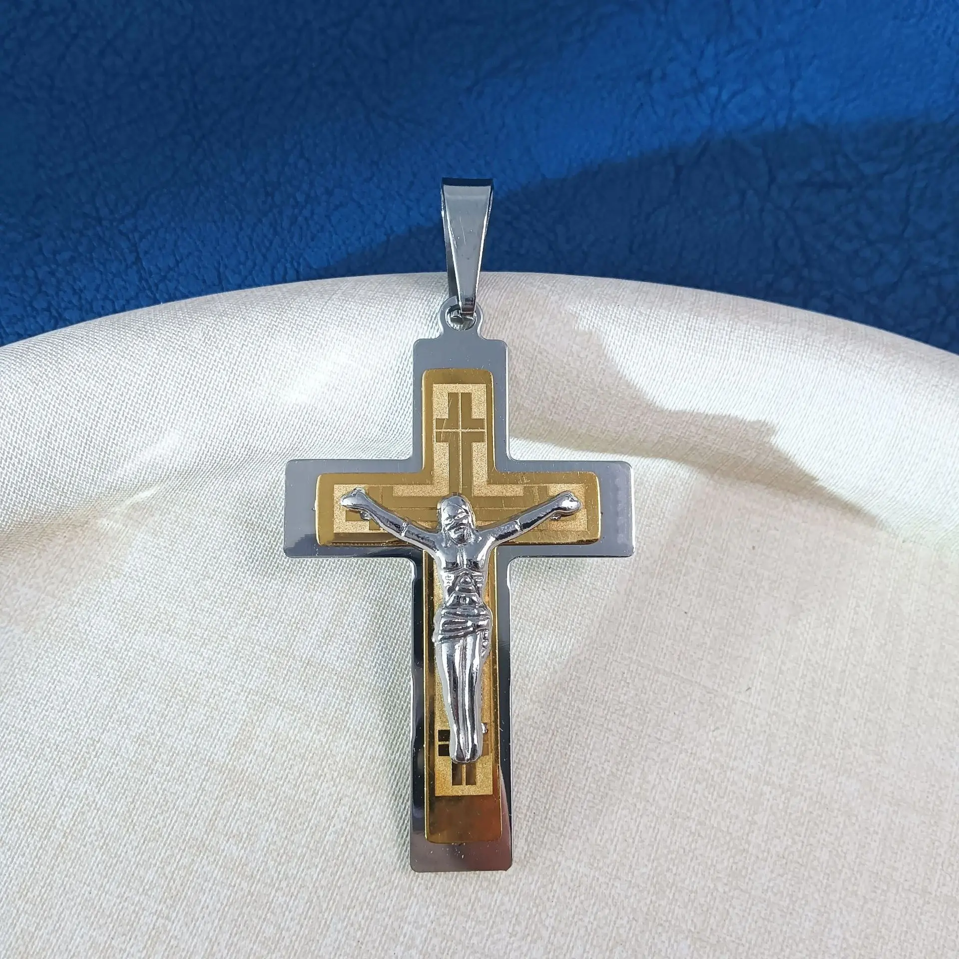 Golden pendant between rooms