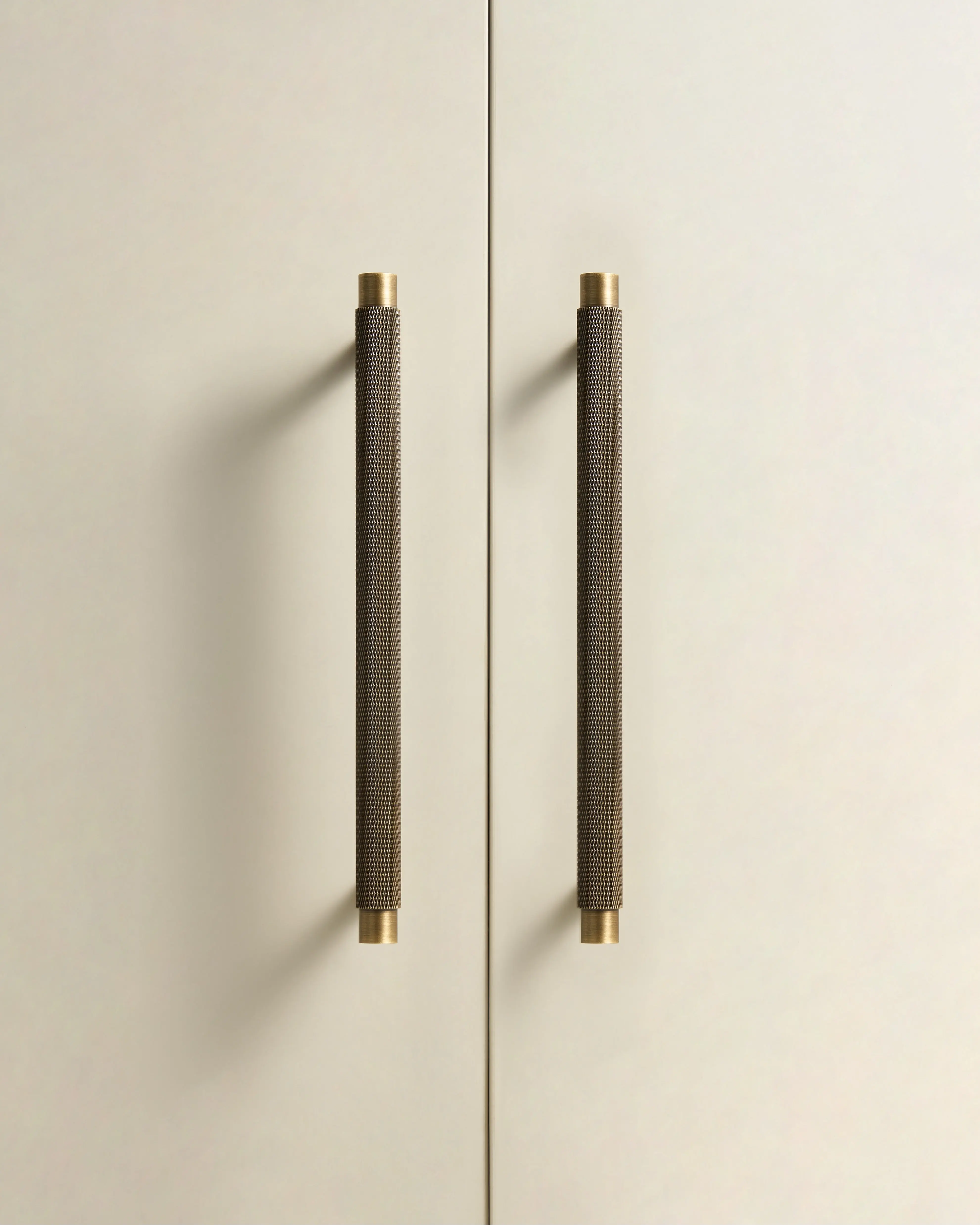 MERCER KNURLED CABINET PULL IN ANTIQUE BRASS