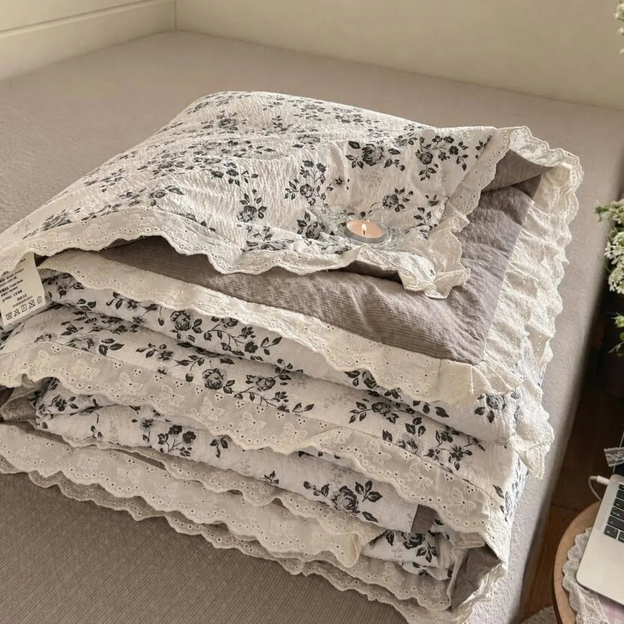 1pc Lace Trim Thin Quilt, No Pillowcase, Plaid Heart Pattern Printed Summer Quilt, Quilted Bedding, Soft And Comfortable Lace Design, Suitable For Dorm, Bedroom, Apartment, Etc., Suitable For Spring And Summer