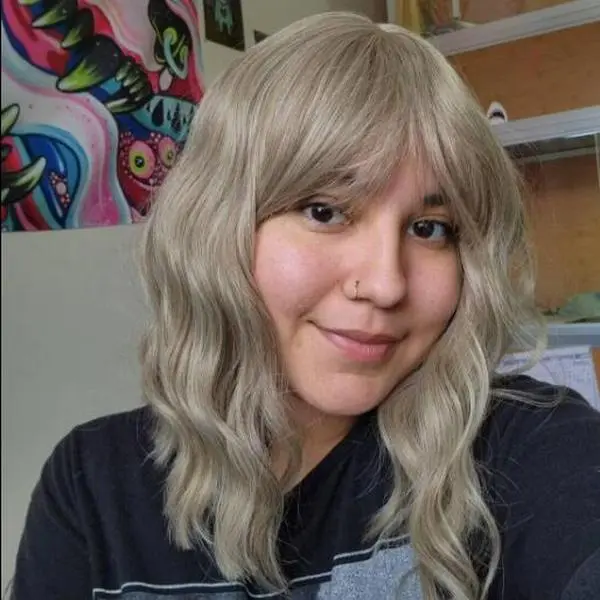 14 Inch Platinum  Blonde Wig with Bangs Short Wavy Wigs for Women Shoulder Length Curly Bob Wigs Heat Resistant Synthetic Wigs for Halloween Cosplay Daily Party Use