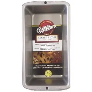 Wilton 2105-950 8.5 x 4.5 in. Recipe Right Non-Stick Bakeware Loaf Pan - Medium