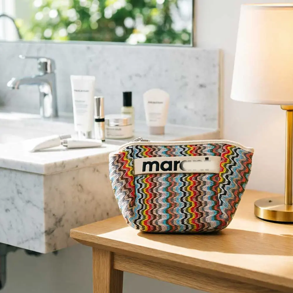Woven makeup bag, large capacity fashionable grass woven portable and durable makeup bag, Bohemian travel and beach wave pattern makeup bag, suitable for daily and vacation use