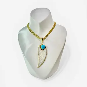 Cadena de oro lamilano con un dije nacarado