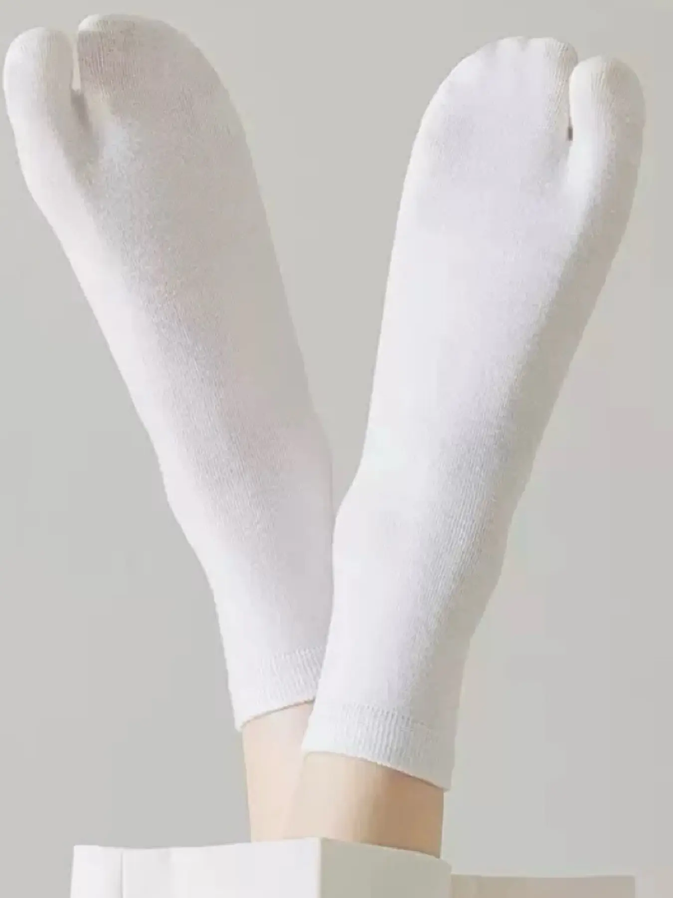 Universal Fiber Open-Toe Tabi Socks, 1 Pair, Compatible with Fashion Open-Toe Sandals, Comfortable and Stylish Footwear Accessory
