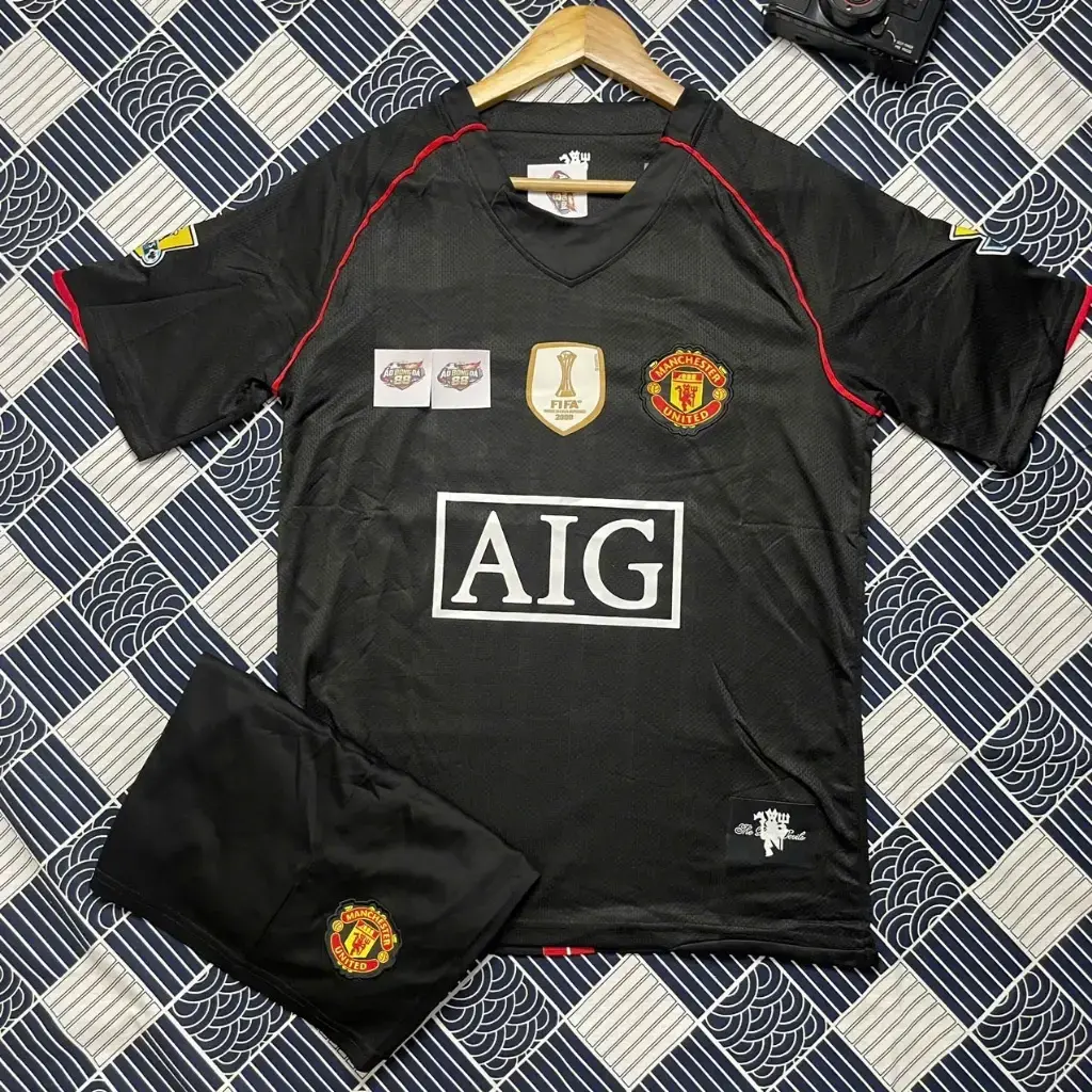 Manchester United Retro 2008 Football Kit