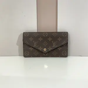 Pre-owned Louis Vuitton pvc Clutches & Wristlets Monogram Sarah Long Wallet qiqicj6517