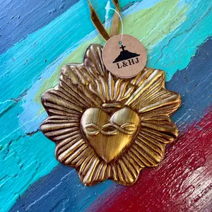 Sacred Heart Tin Ornament - Small Round Design, Ideal for Home Decor, Lightweight and Versatile