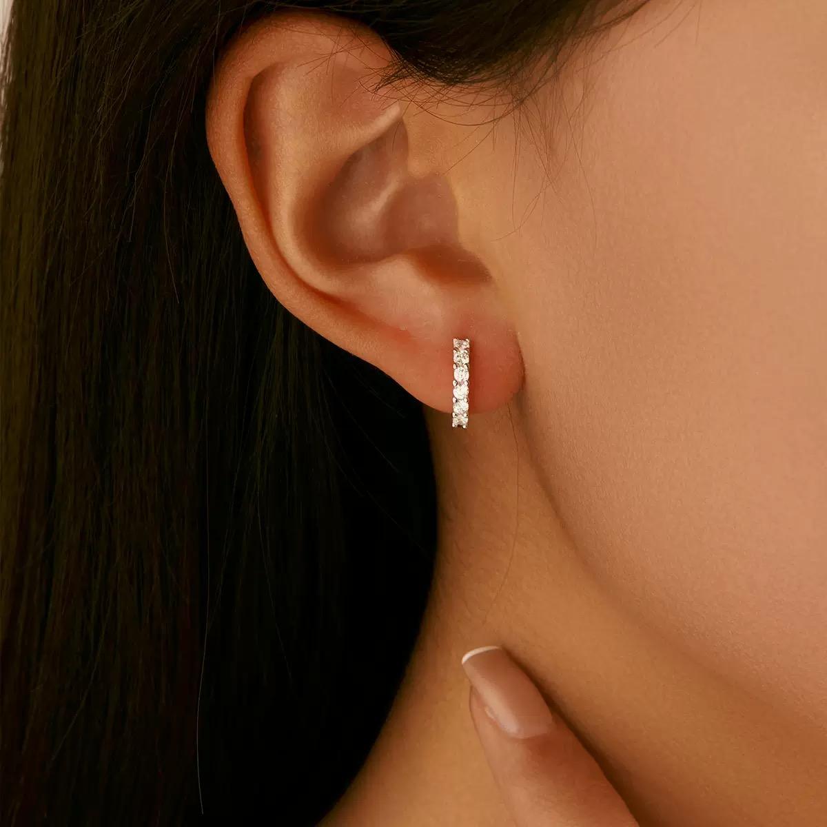 Drinsper Dainty S925 Sterling Silver DVVS Synthetic Moissanite Huggie Hoop Earrings Minimalist Chic Jewelry Suitable for Daily Wearing Birthday Party Gift for Her Mom Girlfriend