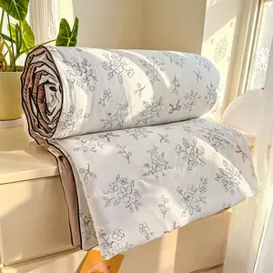 1 pc of small floral print summer quilt, super soft and skin-friendly air-conditioned quilt, suitable for use in all seasons, bedrooms, and living rooms