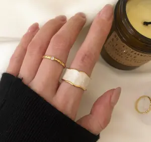 R77 – Beautiful Inlaid Vintage Ring!