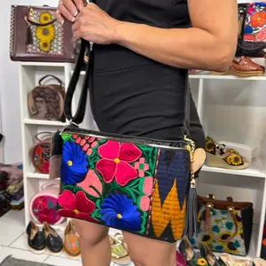 Bolsa piel Messenger - Mexican - Leather Bag Hermosa Bolsa de Piel 100% Ternero with Floral Embroidery & Gold Charm Artisanal Handcrafted Chiapaneco Handbag, bolsa artesanal de Guanajuato México bolsa piel Gto Messenger