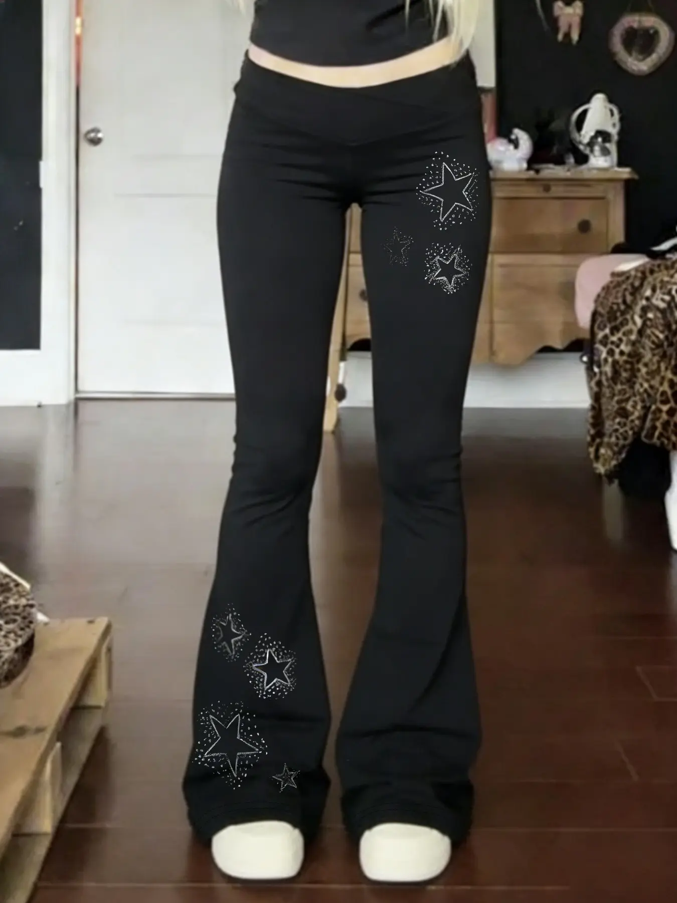 Women's fitted leggings with vintage Gothic floral pattern, suitable for fitness, Pilates, and yoga; flared leg design, suitable for all seasons; fashionable women's everyday bottoms, perfect for daily wear and a versatile fashion choice.