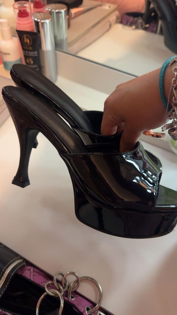 Item: BLACK, US 7 1/2