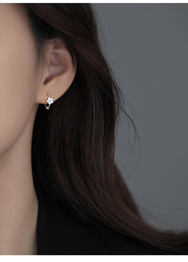 Small daisy flower earrings for women, ins niche design, simple and sweet new earrings