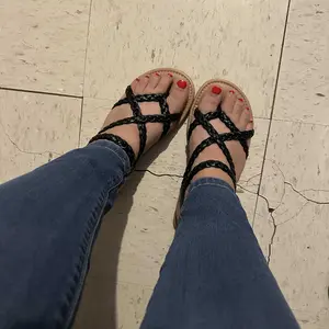 Luoika Women's Wide Width Flat Sandals, Flip Flop Casual Strapy Sandals Slip on Summer Beach Shoes for Women. Girl Flipflop