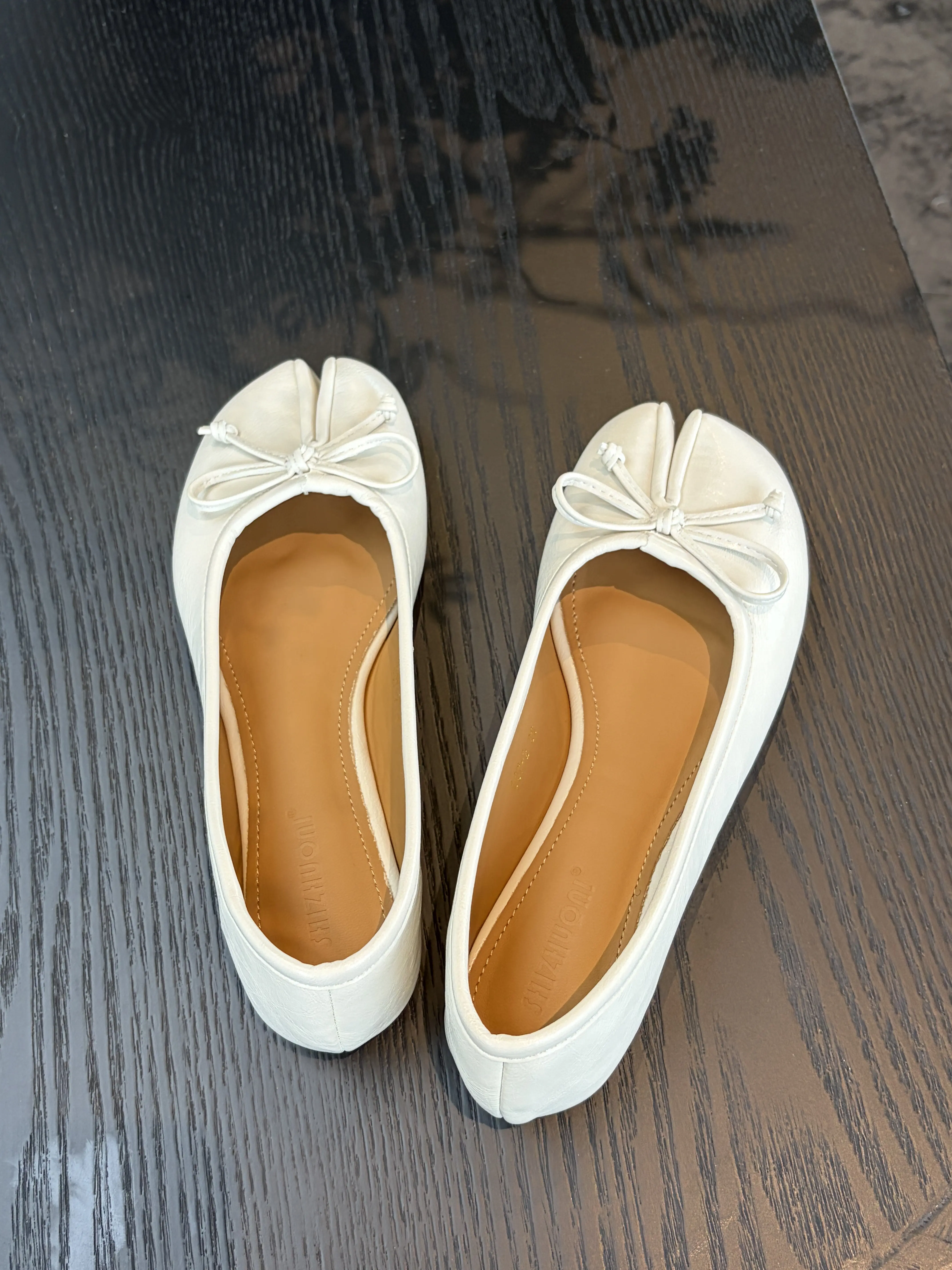 Women’s silver metal bow flat shoes, daily walking shoe,perfect fit,soft leather ballet flats—simple,split toe shoes, tabiballet flats,bow decoration,non‑slip comfort,breathable flat,elegant slip-on women’s shoes for everyday wear and street parties