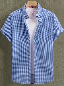 A men’s short-sleeve plaid shirt in a business-casual style, featuring a classic notched lapel design that is sharp and well-structured. A pink-and-white plaid contrast collar adds refined details, while white front buttons enhance the texture. The short-