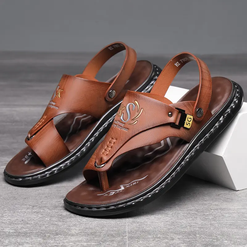 Men’s leather slip-on sandals with a comfortable toe ring design and non-slip soles, suitable for vacations and the beach, ideal for indoor and outdoor everyday wear.