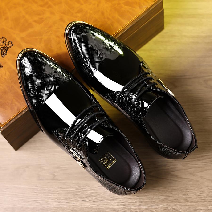 Men’s Oxford dress shoes with wingtip design — smooth leather, embossed detailing, stylish and comfortable, suitable for business and formal occasions