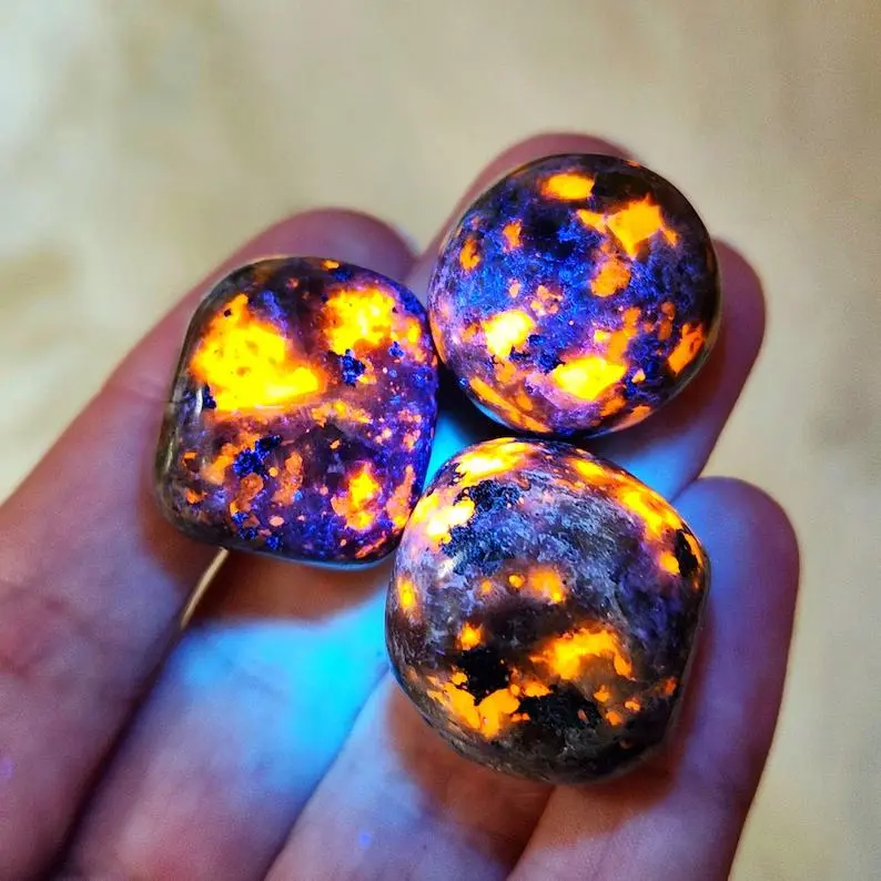 Semi-Finished Natural Crystal Jewelry Accessories - 3-Piece Polished Yooperlite Tumble Fire Rocks (3-5cm Pebble Flame Chips), Healing Crystals for Chakra Reiki, DIY Home Decor