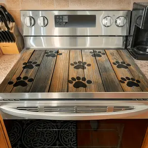 A Single Stove Cover Mat Featuring a Wooden Footprint Pattern, Designed to Be Non-Slip. It Serves As a Protective Cover for Both Stoves And Countertops, Enhancing The Kitchen'S Decor. Ideal for Use in Kitchens, Restaurants, Holiday Gatherings