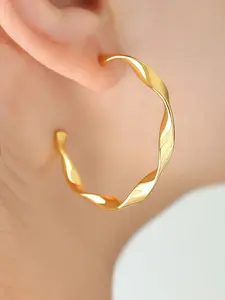 A plain colored M o bius twisted C-shaped earring with shiny metal lines to create a simple and high-end texture, suitable for various scenarios such as daily commuting, light business, dating, etc.
