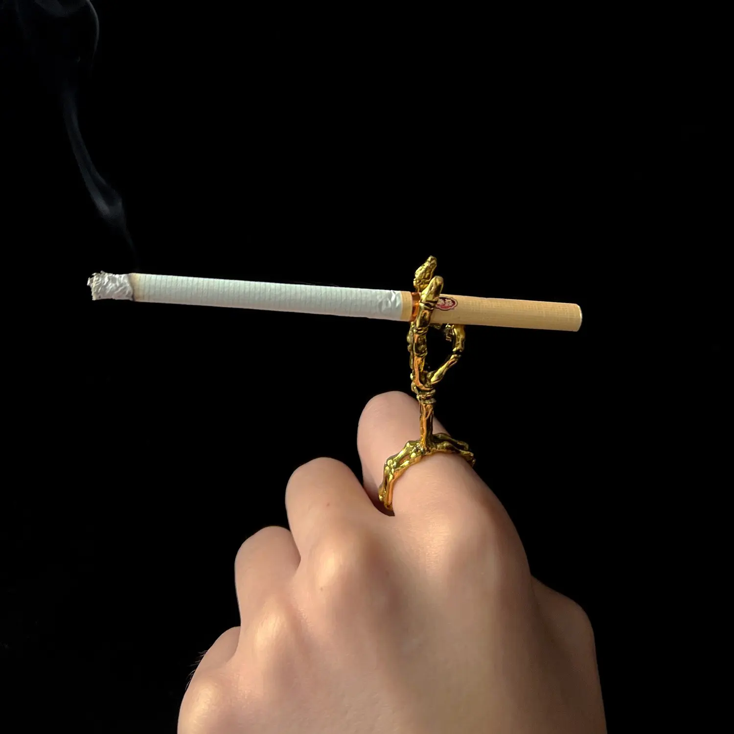 Vintage Cigarette Holder Ring, Distinctive Fashionable Skull Shape Design Skull-Shaped Smoking Accessory, Cool Beer Gesture Gift, Unique Smoking Ring, Gift Idea, Statement Piece