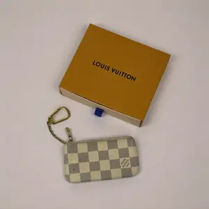 Pre-owned Louis Vuitton Damier checkered toile canvas Small Leather Goods Damier Azur Key Pouch Compact Canvas Organizer with Zip Closure & Key Ring Lightweight & Stylish Everyday Accessory