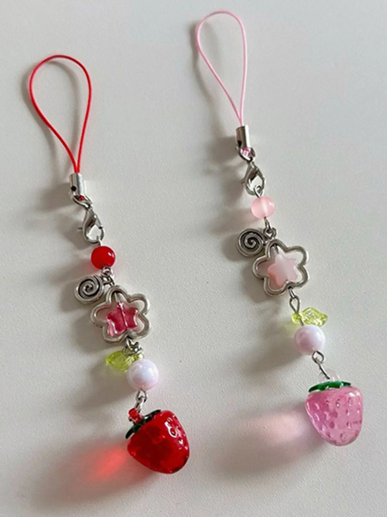 Lightweight Sweet Y2K Cute Strawberry Keychain Cellphone Charm Lanyard Lovely Fruits Beaded Bag Chain for Girls Aesthetic Jewelry Accessories Props Keychain For Bags Cute Keychain Accessory