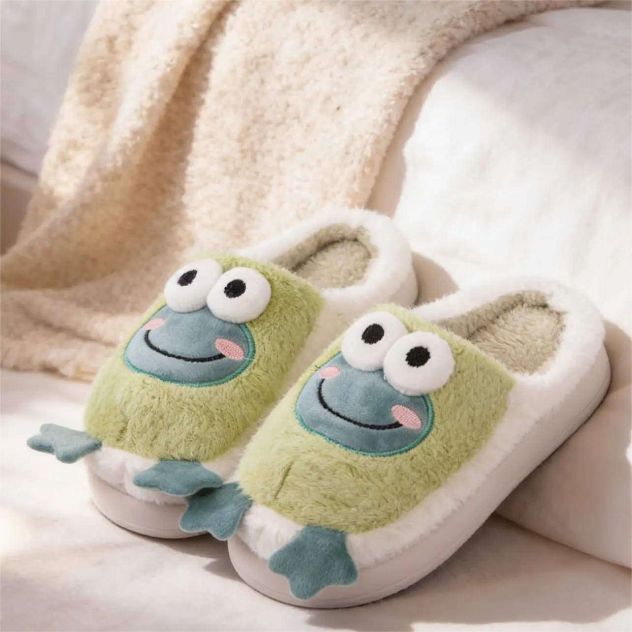 Cute Frog Slippers for Women, Plush Animal Face Slides, Soft Cozy Indoor Home Footwear for Lounging, Slide