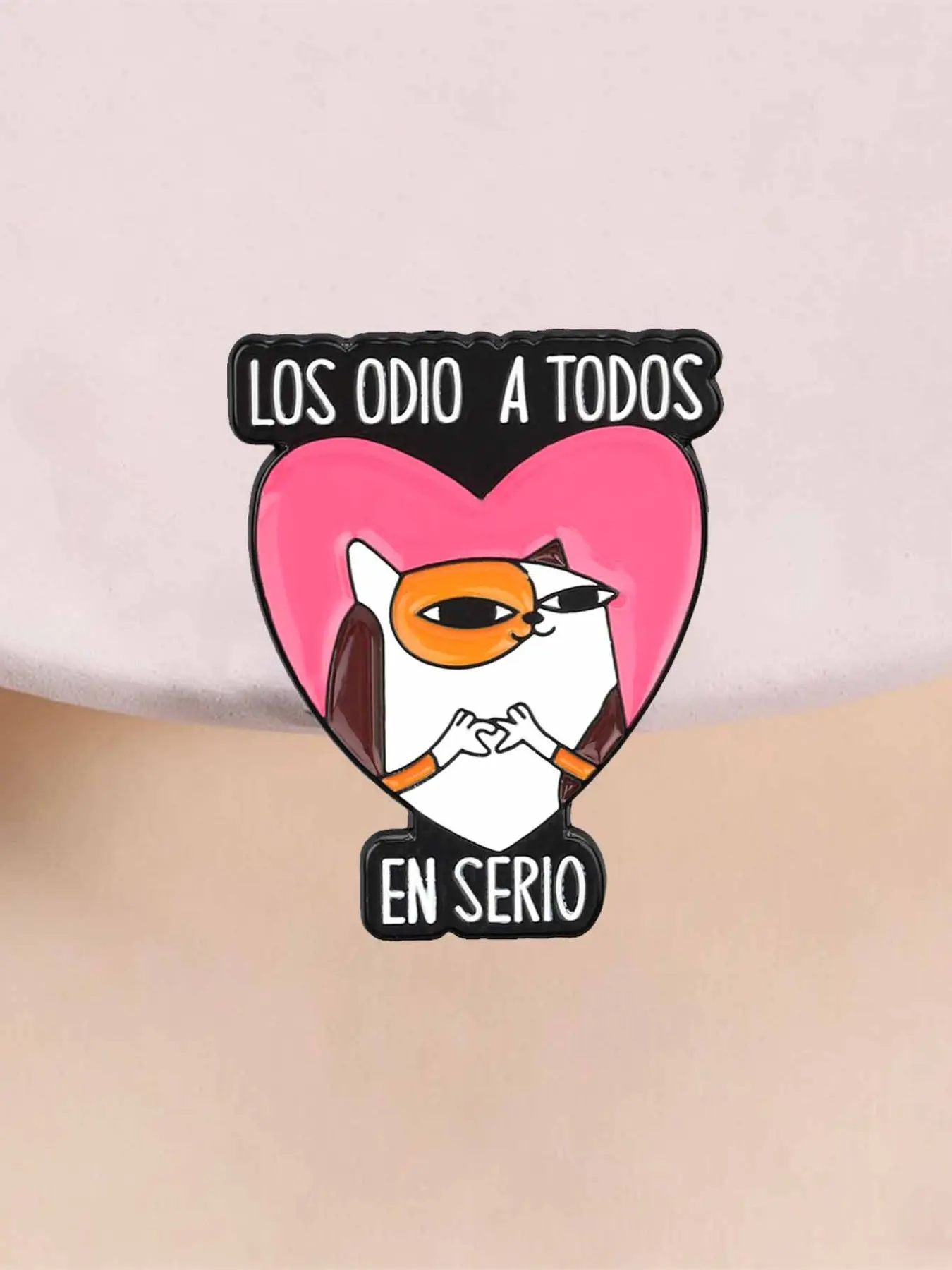 'los Odio a Todos En Serio' Enamel Pin, Sassy Spanish Cat Brooch, Funny Meme Lapel Pin, Unique Fashion Accessory, Perfect Gift Idea