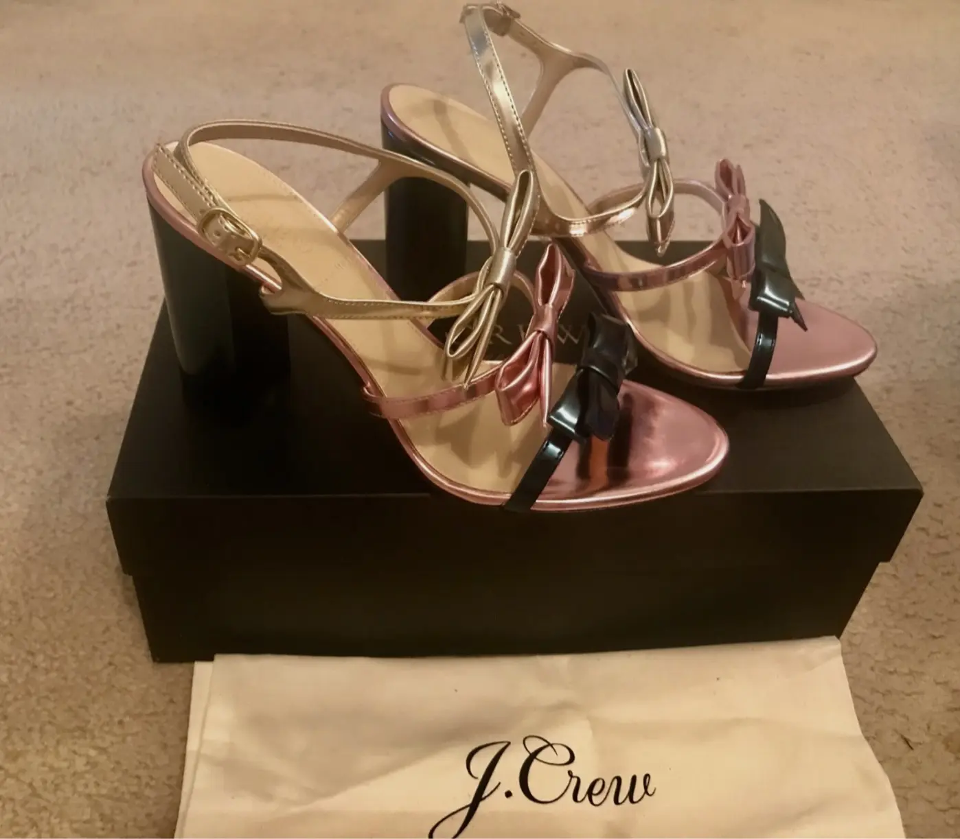 J.CREW COLLECTION STELLA BOW HEELS (100 MM) IN METALLIC EMERALD. COLOR: METALLIC TEAL.