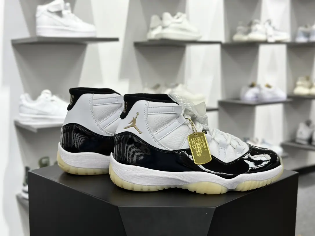 Men High Top Basketball Sneakers White Grain Leather With Black Gloss Patent Toe Section Cream Yellowish Translucent Outsole Padded Ankle Lace Up Breathable Sport Training Street Shoes