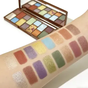 16-color large-capacity portable eyeshadow palette. Fine blendable texture with strong pigment. Compact size easy to carry, ideal for stage and music festival unique eye makeup