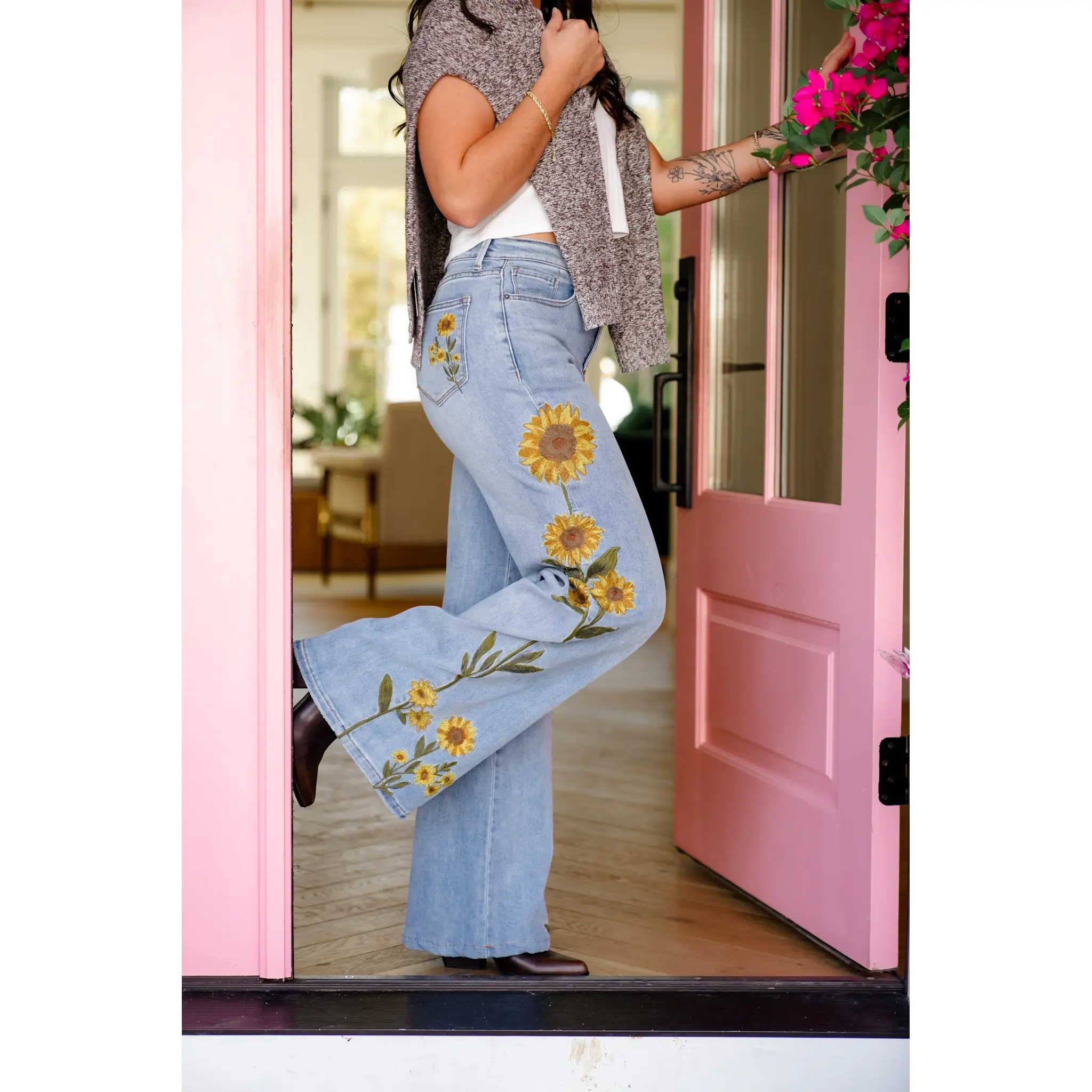 Light Wash Embroidered Sunflower Denim Jeans Light Wash Embroidered Sunflower Denim Jeans