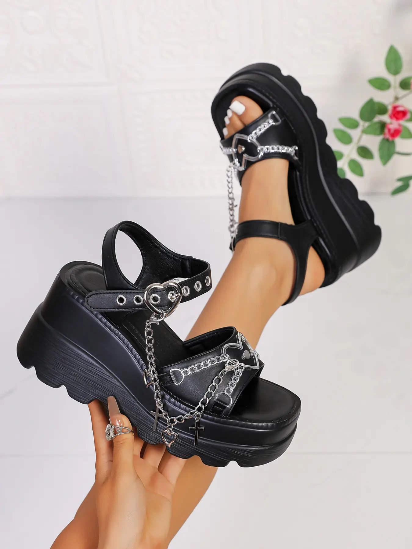 Summer New Y2K Punk Style Women Sandals, Fashionable Sandals, Chain Heart Design Gothic Heightening Platform Beach Shoes, PU Leather Rubber Sole, Fashion Plain Pattern